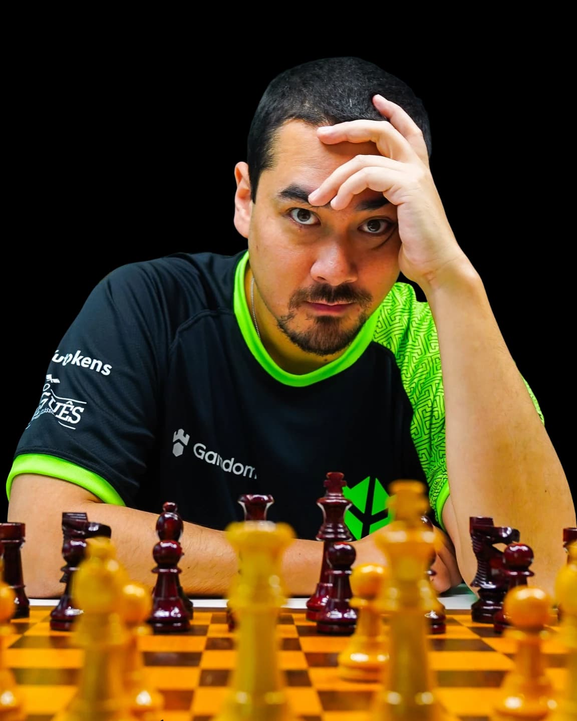 Alexandr Fier diante do tabuleiro, com a camisa da Imperial