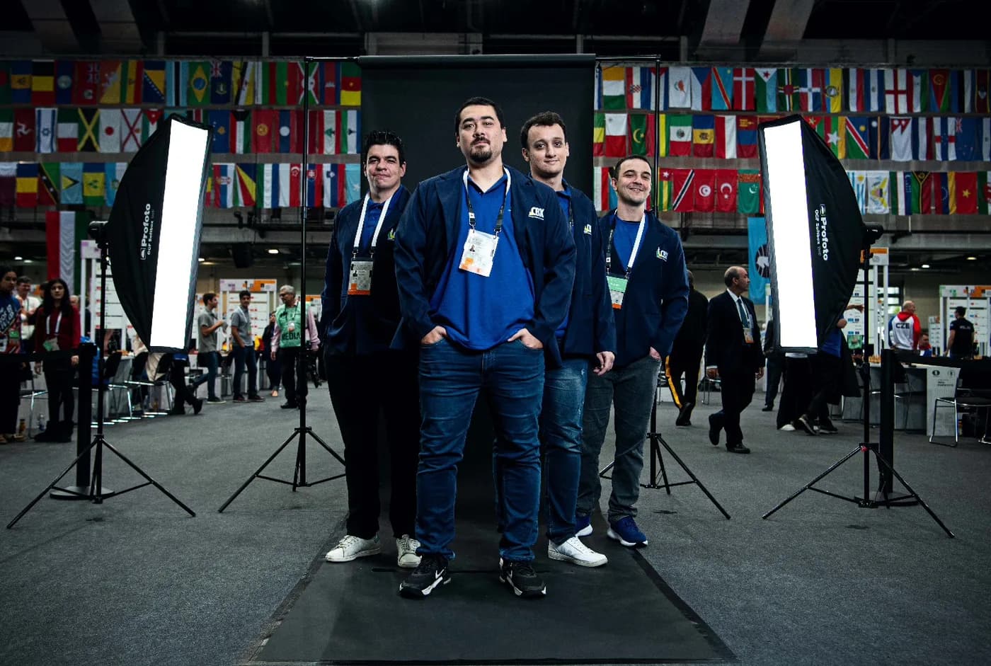 A seleção brasileira de xadrez diante das bandeiras da Olimpíada